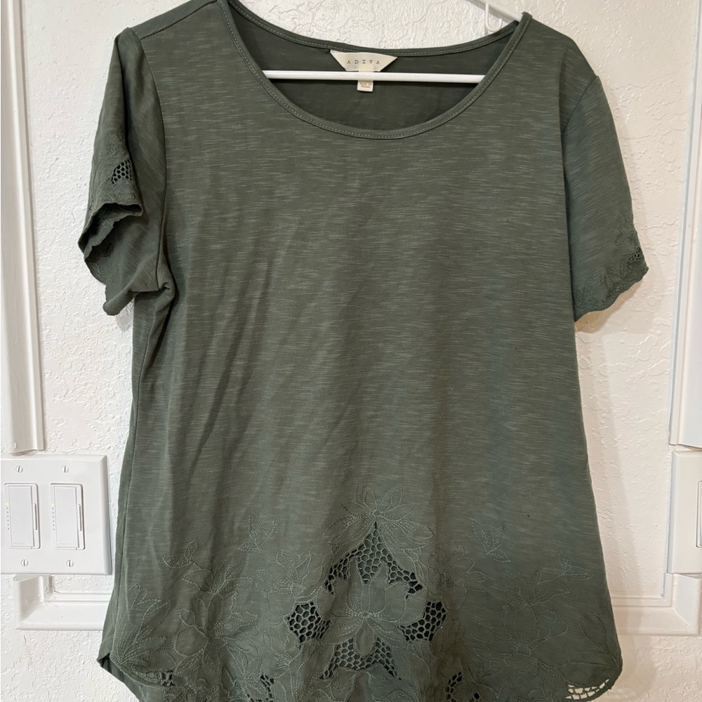 🌵3/$15 🌵 Olive Short Sleeve Top with Lace Detail